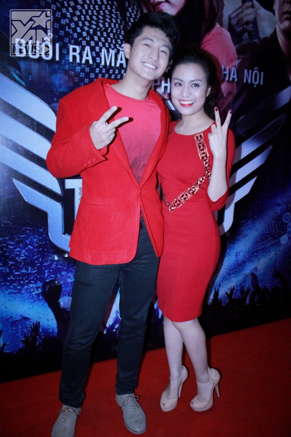 
	
	Cặp diễn viên chính Harry Lu - Hoàng Thùy Linh diện đồ tông-xuyệt-tông màu đỏ nổi bật - Tin sao Viet - Tin tuc sao Viet - Scandal sao Viet - Tin tuc cua Sao - Tin cua Sao